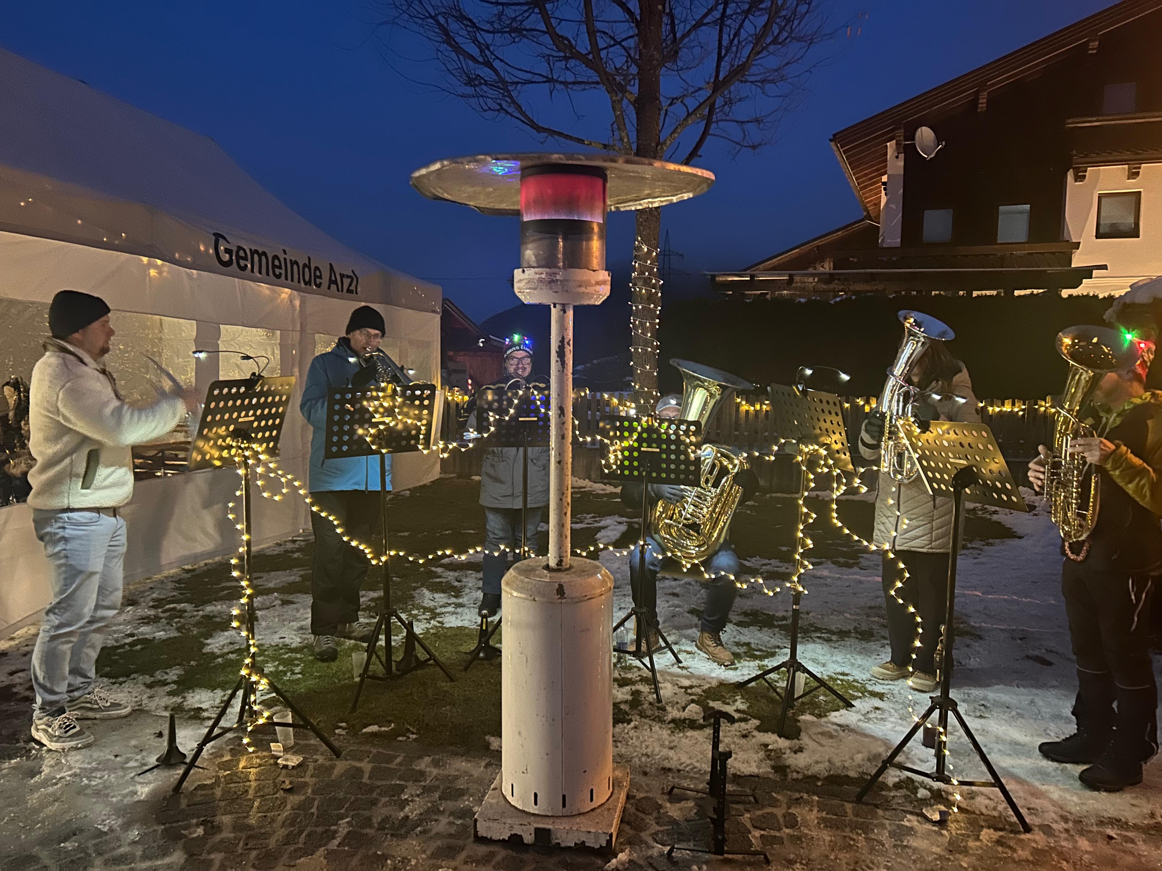 2025-12-7 6/8 Holzlos beim Adventfenster in Leins